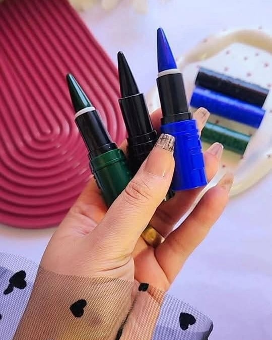 كحل كاجال ٣ الوان مختلفين ماتيك